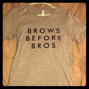 Grey “brows before bros” t-shirt